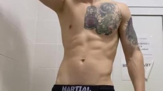 смотрю на себя в зеркало и возбуждаюсь