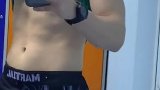 ласкаю себя в раздевалке спорт зала