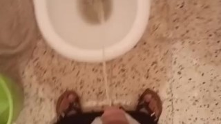 I make the bathroom a desaster again after a massive piss frome my dick