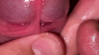 Трет головку хуя крупным планом