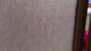 Espió a mi hermanastra mientras se va a duchar y la pongo a gemir buen rico 