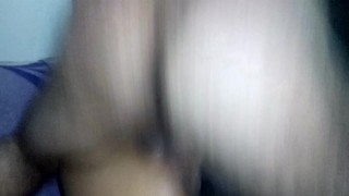 kumikinang ang kanyang mga bola habang lumulubog sa loob ng aking puke, makulit na pinoy