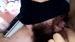 nanonood ng porn, sinabi ko sa aso na dilaan ang aking puke hanggang sa mabulalas siya ng malakas