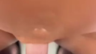 Brune gros seins baise sur la table du salon 
