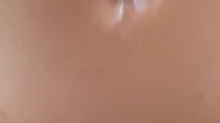 Brune gros seins baise sur la table du salon