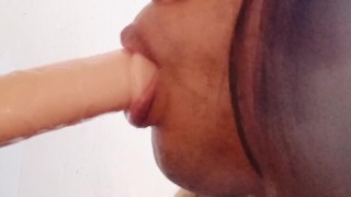 Rica mamada practicando con un consolador