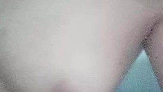 Masturbandome mientrase baño