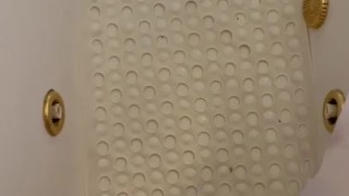 Piss in the bath tub 