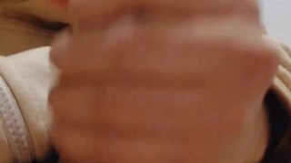 Paja de pene blanco termina en semen