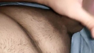 Me masturbo mientras el vecino juega en la PC y me corro