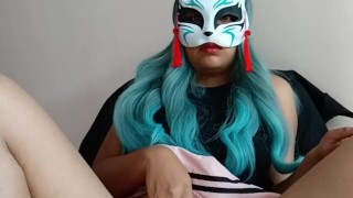 con falda de colegiala se masturba y muestra el rosadito interior de su COÑITO