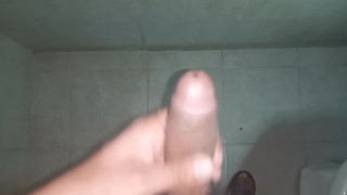 VIDEO PORNO_ME MASTURBO UN POCO EN EL BAÑO