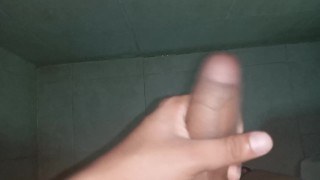 VIDEO PORNO_ME MASTURBO UN POCO EN EL BAÑO