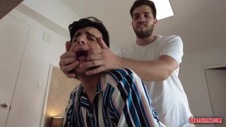 El reparador de pc destroza el culo del cliente con su monstruosa polla