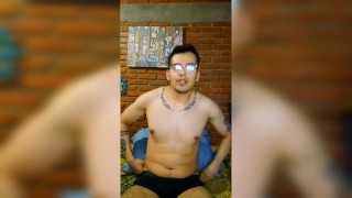 Vergón dotado habla frente a su webcam y se masturba
