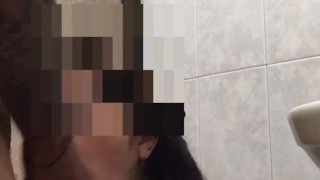Me Follo a mi Novia en un baño PÚBLICO del centro comercial y le lleno la boca de semen 