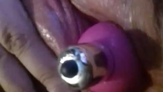 Vagina virgen probando vibrador