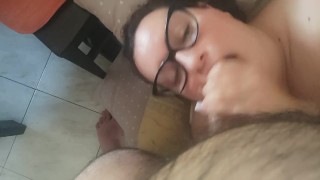 Ragazza fa un pompino amatoriale sul divano con venuta in bocca