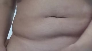 Luce su cuerpo desnuda para tocarse