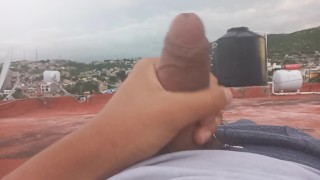 VIDEO XXX_MASTURBANDOSE EN LA AZOTEA Y DA UNA GRAN  SENSACIÓN DE PLACER