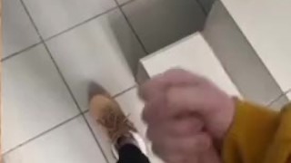 Парень дрочит в школе 