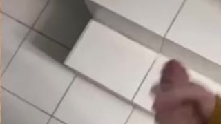 Парень дрочит в школе 