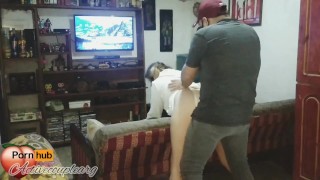 folla a profesor en sala de profesores para aprobar materia