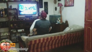 folla a profesor en sala de profesores para aprobar materia