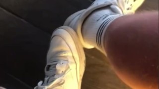 Tornato a casa da una corsetta, piedi sudati e calze sporche, vuoi farmi un massaggio?