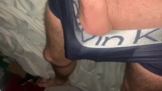 Je me masturbe dans mon lit