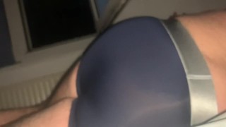 Je me masturbe dans mon lit