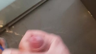 Quando hai ancora voglia dopo la scopata ma lei è scappata a lavoro...