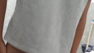 Latina tocandose en el baño de su novio💦💦🔥