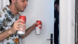 amigos follando en el baño publico