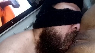 I put the cuckold to lick and suck my pussy while watching porno😋🤤💦