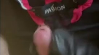 Ma demi soeur aime avoir du sperme dans sa culotte pour sa chatte crémeuse