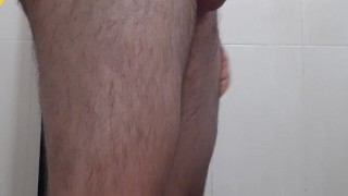 Martubacion masculina en el baño 