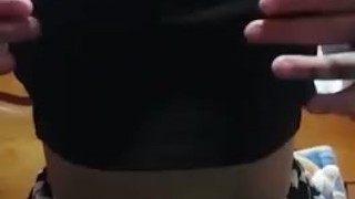 Jugando con mis suaves pechos 