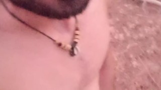 Me desnudo en el bosque y me pongo a pajearme y me sale mucha LECHE