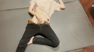 ネカフェで寝転って身体捩らせながらオナニーしてみた♡ちんちん気持ちいいっ// Masturbation while twisting my body