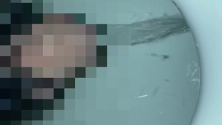 横からおしっこ自撮り