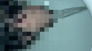 横からおしっこ自撮り