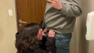 Chupando la polla de mi hermanastro en el cine