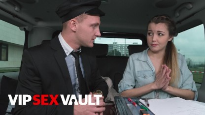 VIP SEX VAULT - 大屁股学生 Cindy Shine 在车里被操了