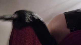 Anale seksmachine brengt een grote zwarte dildo in om te zorgen voor een groot gapend gat