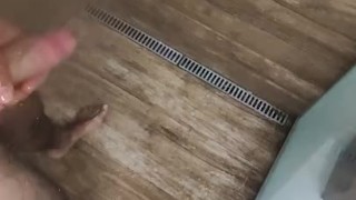 Punheta debaixo do chuveiro com muita porra no final