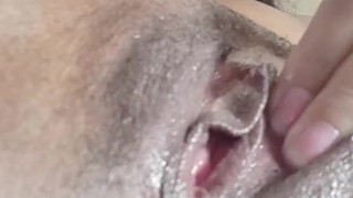 playing with my pussy i cum for you to accompany me in the handjob with your delicious hard cocks🍌
