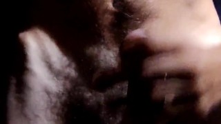 Sega sul letto nella penombra