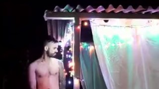 Le voisin arrive à 4 pattes dans le parc exhib pompe moi