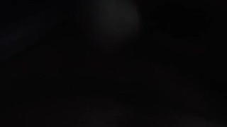 Joven caliente se la jala a oscuras antes de d